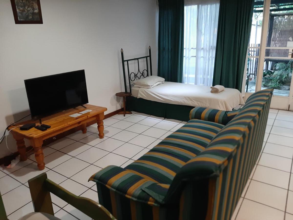 Elephant Walk Guesthouse And Back Packers Phalaborwa Exteriör bild